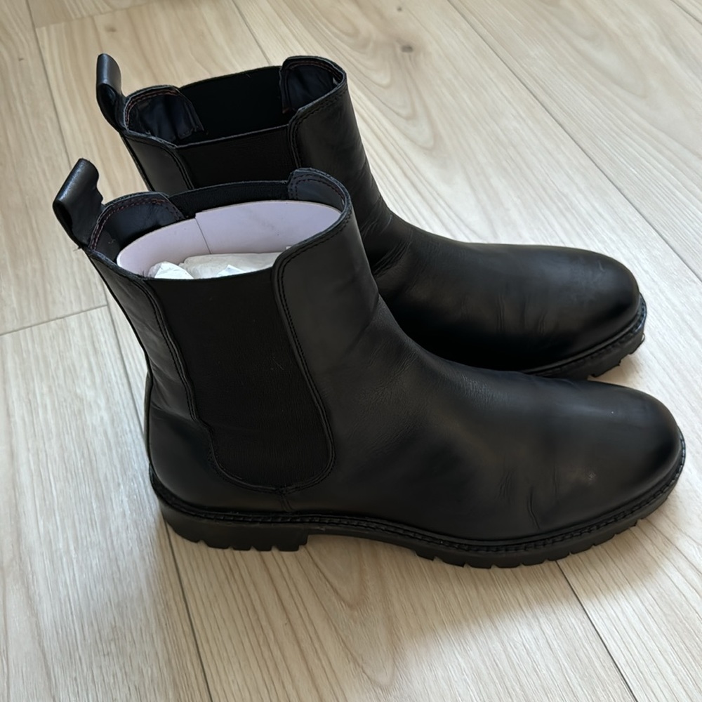 Walk London Cole high Chelsea boots in black. Size US 9. UK 8. Euro 42.